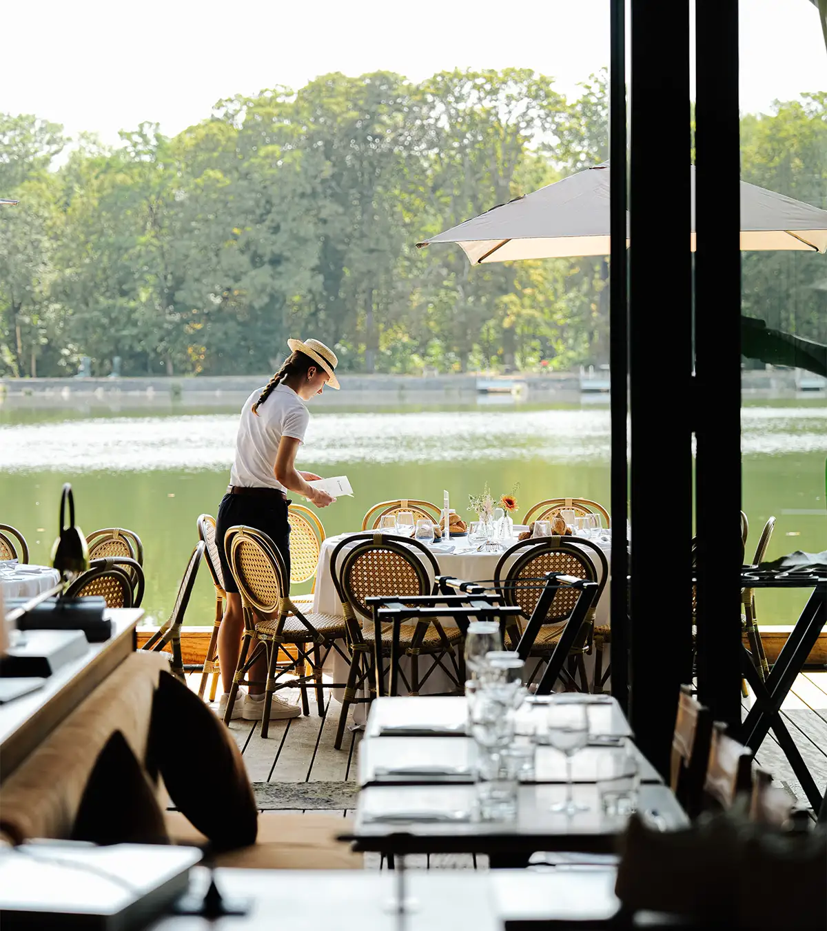 Le restaurant Mlle Céleste vu depuis l’étang, dans le parc de Chalais à Meudon