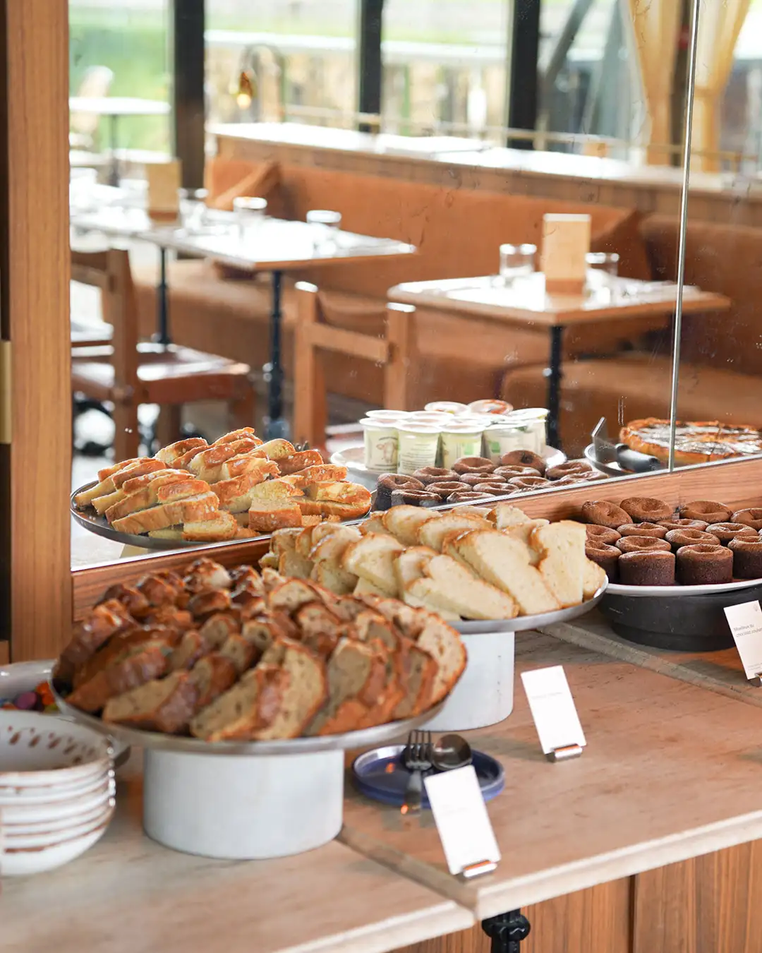 Le buffet du brunch, au bord de l’étang à Meudon