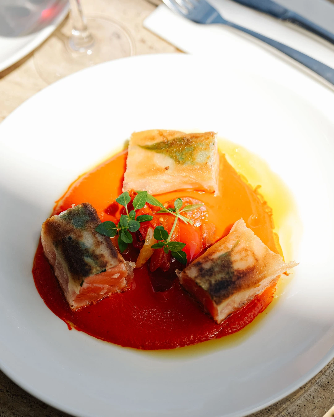 Le mi-cuit de saumon, feuille de brick et coulis de poivron